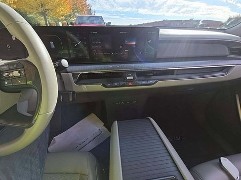 Used 2024 Kia EV9 Land image 7