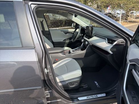 Used 2025 Toyota RAV4 Limited image 35