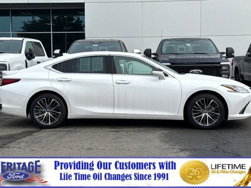 Used 2025 Lexus ES 300h w/ Premium Package image 3