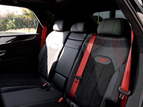 Used 2024 Bentley Bentayga image 41