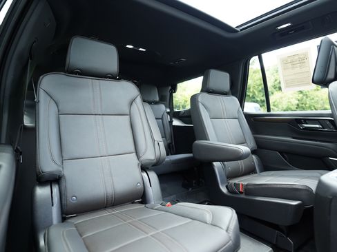 Used 2025 Chevrolet Tahoe High Country AWD/4WD image 15