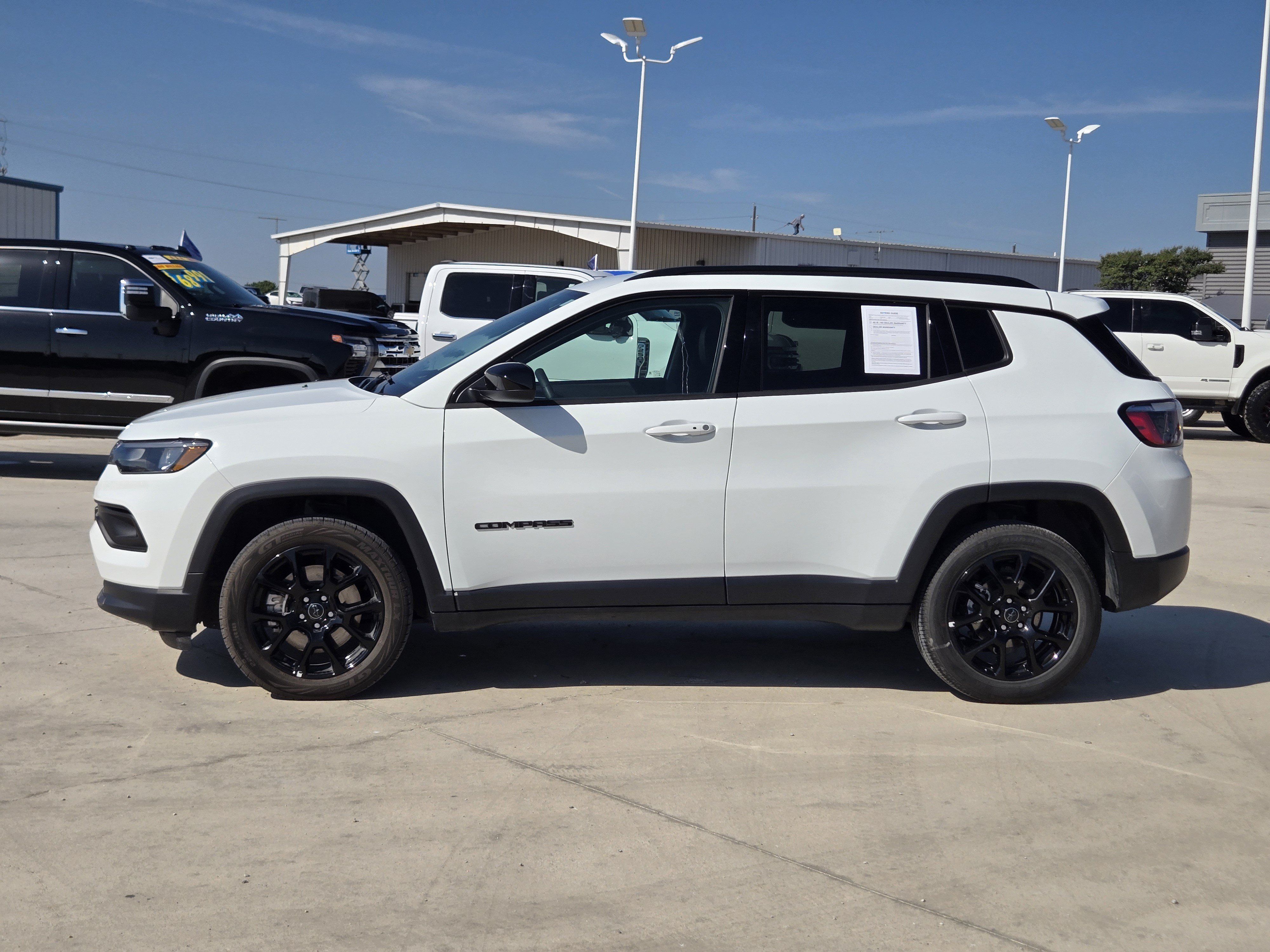 Used 2025 Jeep Compass Latitude w/ Convenience Group AWD/4WD image 4