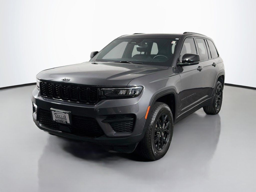 Used 2024 Jeep Grand Cherokee Altitude AWD/4WD image 3