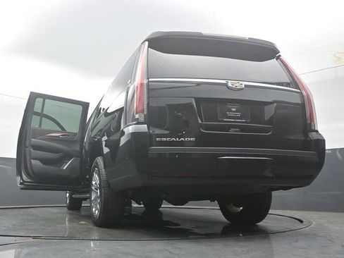 Used 2018 Cadillac Escalade ESV 4WD image 60