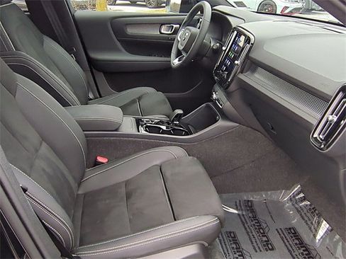 Used 2025 Volvo XC40 B5 Plus image 21
