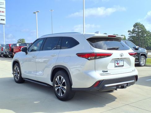 Used 2020 Toyota Highlander XLE FWD image 2