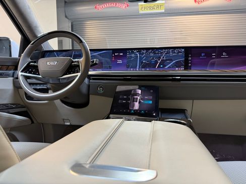 New 2026 Cadillac Escalade ESV Platinum Sport w/ LPO, ONYX Package image 4