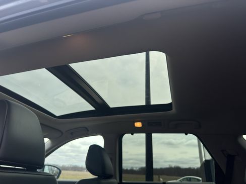 Used 2023 Nissan Pathfinder SL AWD/4WD image 32