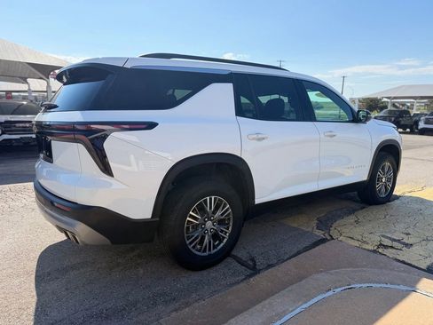 Used 2025 Chevrolet Traverse LT FWD image 4
