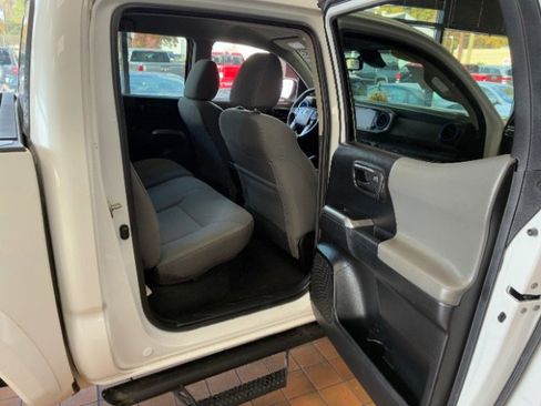 Used 2022 Toyota Tacoma TRD Off-Road image 32