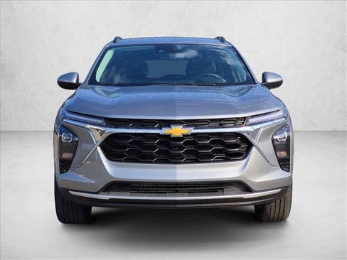 Used 2025 Chevrolet Trax LT w/ LT Convenience Package FWD image 2