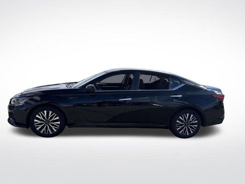 Used 2023 Nissan Altima 2.5 SV image 2