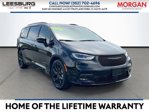 Used 2025 Chrysler Pacifica Limited w/ Trailer Tow Group FWD image 1