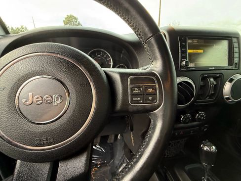 Used 2015 Jeep Wrangler Unlimited Rubicon w/ Connectivity Group image 37