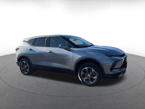 Used 2025 Chevrolet Blazer LT FWD image 2