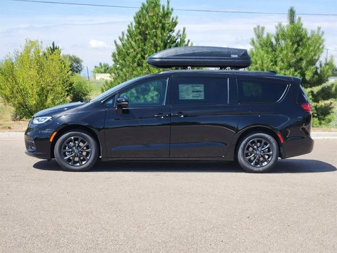 New 2025 Chrysler Pacifica Select w/ Fav Edition Package image 4