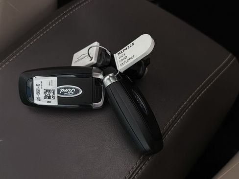 Used 2023 Ford Explorer Platinum w/ Technology Package AWD/4WD image 31
