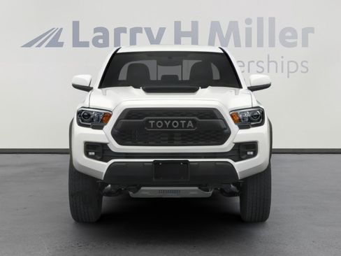 Used 2018 Toyota Tacoma TRD Off-Road w/ Technology Package AWD/4WD image 4