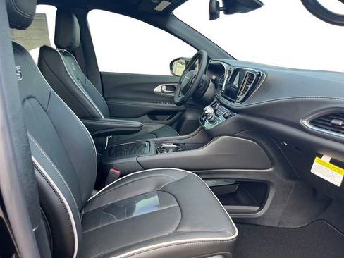 New 2026 Chrysler Pacifica Limited w/ S Appearance Package image 15
