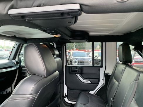 Used 2017 Jeep Wrangler Unlimited Sahara w/ Connectivity Group image 24