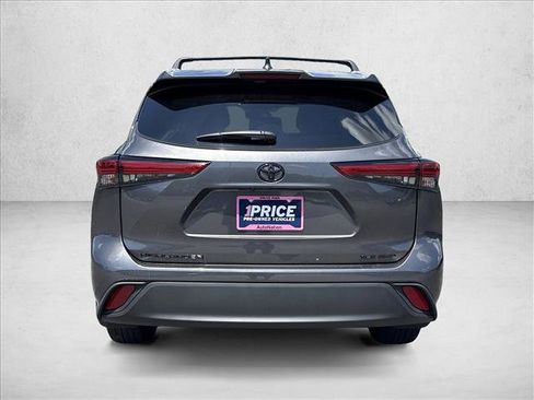 Used 2022 Toyota Highlander XLE AWD/4WD image 6