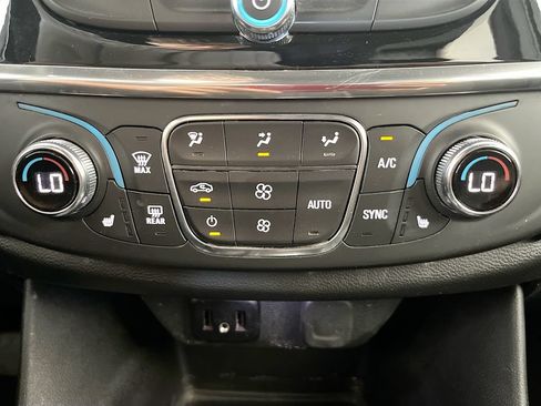 Used 2023 Chevrolet Traverse LT w/ Rear Camera Mirror Package AWD/4WD image 19