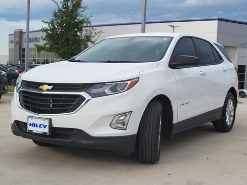 Used 2019 Chevrolet Equinox LS FWD image 2