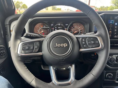 Used 2025 Jeep Wrangler Unlimited Sahara AWD/4WD image 28