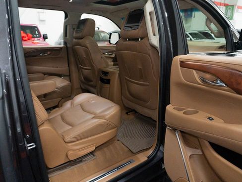 Used 2016 Cadillac Escalade ESV Platinum AWD/4WD image 40