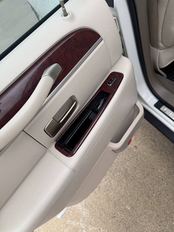 Used 2005 Lincoln Town Car Signature Limited RWD image 25