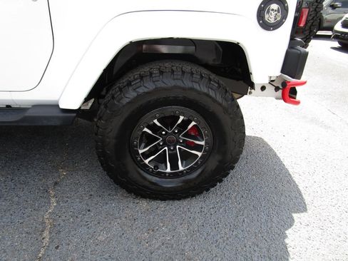 Used 2018 Jeep Wrangler Sahara w/ Dual Top Group AWD/4WD image 16