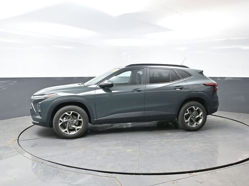 Used 2025 Chevrolet Trax LT image 9