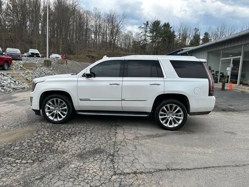 Used 2019 Cadillac Escalade Luxury AWD/4WD image 2