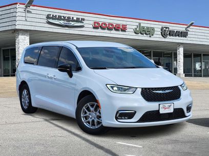 New 2026 Chrysler Pacifica Select