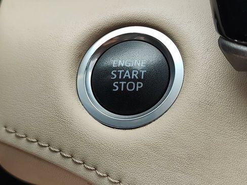 Used 2021 Toyota Highlander XLE FWD image 19