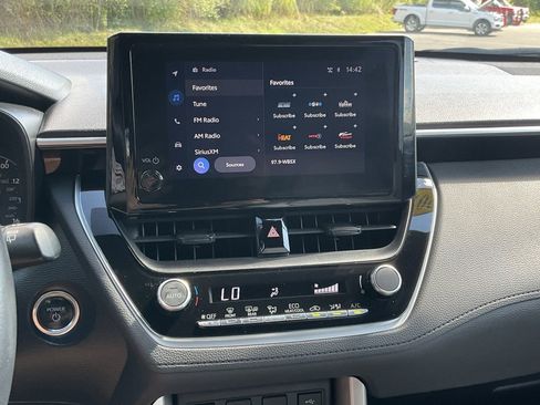 Used 2023 Toyota Corolla Cross SE image 6