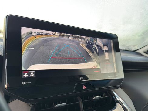 Used 2021 Toyota Venza Limited image 24