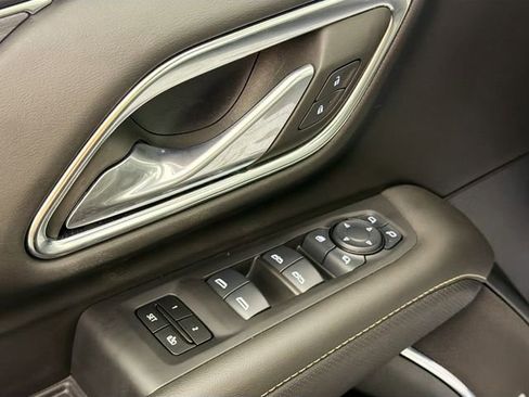 Used 2024 GMC Yukon SLT w/ SLT Luxury Package image 18