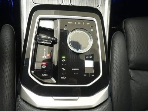 Certified 2024 BMW i7 M70 image 32