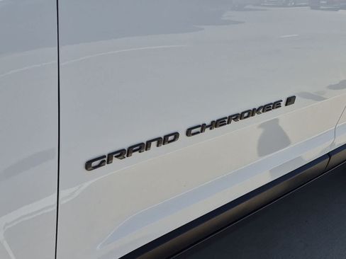 Used 2025 Jeep Grand Cherokee Altitude RWD image 12