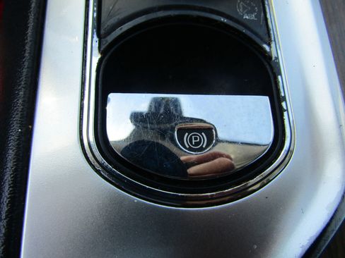 Used 2014 Jaguar XF RWD image 24