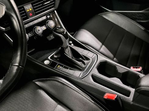Used 2022 Volkswagen Jetta SE FWD image 17
