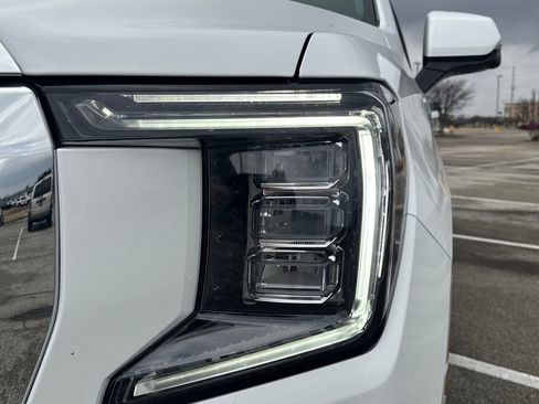 Used 2024 GMC Yukon SLT w/ SLT Premium Package image 10