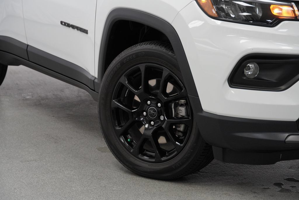 Certified 2025 Jeep Compass Latitude w/ Altitude Special Edition AWD/4WD image 9