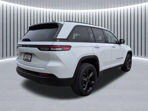 Used 2023 Jeep Grand Cherokee Altitude image 7