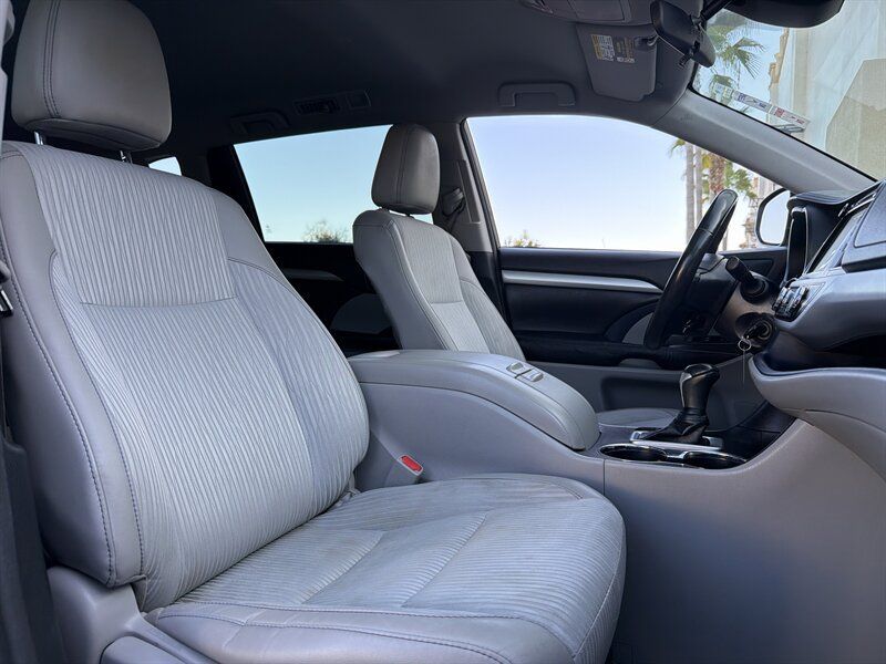 Used 2018 Toyota Highlander Plus FWD image 13