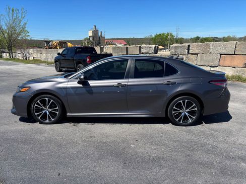 Used 2019 Toyota Camry SE image 4