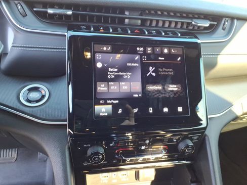 Used 2024 Jeep Grand Cherokee L Altitude image 19