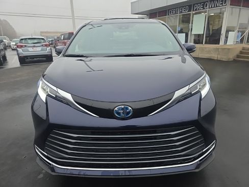Used 2025 Toyota Sienna Limited image 2