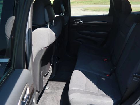 Used 2012 Jeep Grand Cherokee Laredo w/ Laredo E Group AWD/4WD image 19